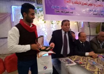 نقابة معلمى وسط الجيزة  تكرم ” المغامر والسباح العالمى عمر حجازى “