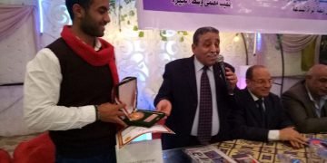 نقابة معلمى وسط الجيزة  تكرم ” المغامر والسباح العالمى عمر حجازى “