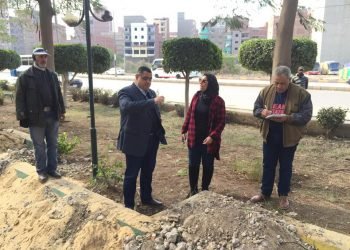 بالصور : رئيس حى غرب المنصورة يتفقد رفع كفاءة الحدائق العامة المفتوحة بشارع الجيش
