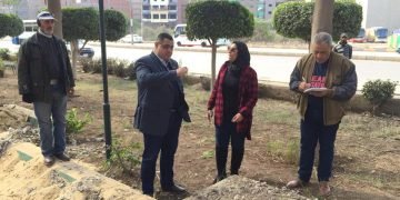 بالصور : رئيس حى غرب المنصورة يتفقد رفع كفاءة الحدائق العامة المفتوحة بشارع الجيش