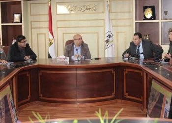 محافظ بني سويف يراجع التصميم النهائي لمشروع تطوير الجزء السفلي بكورنيش النيل