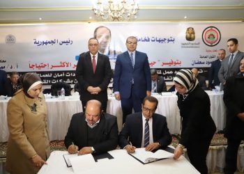 “سعفان” ومحافظ الشرقية يشهدان توقيع 44 اتفاقية بصرف علاوة خاصة بنسبة 10% لـ 29100 عامل