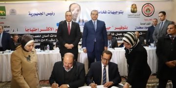 “سعفان” ومحافظ الشرقية يشهدان توقيع 44 اتفاقية بصرف علاوة خاصة بنسبة 10% لـ 29100 عامل