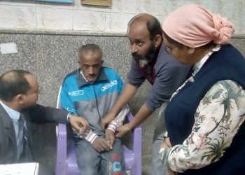 إنقاذ مسن من خلف ساتر ترابي لكوبري تحت الإنشاء بحلوان و إعادته لأهله