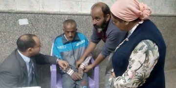 إنقاذ مسن من خلف ساتر ترابي لكوبري تحت الإنشاء بحلوان و إعادته لأهله