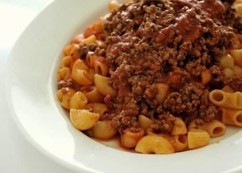 مكرونة باللحم المفروم بنكهة البسطرمة