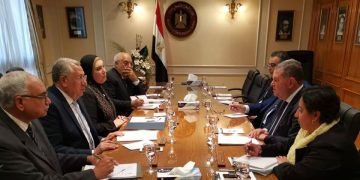 وزراء قطاع الأعمال العام والصناعة والزراعة يبحثون استكمال تنفيذ استراتيجية النهوض بالقطن المصري