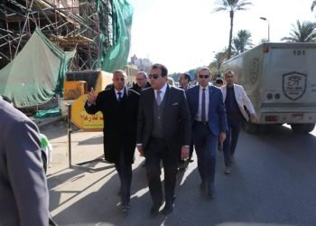 بالصور.. وزير التعليم العالي يتفقد المعهد القومي للأورام