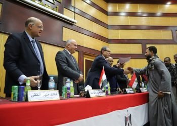 “سعفان”و”غريب” يسلمان 320 شهادة “أمان” للعمالة غير المنتظمة بقنا