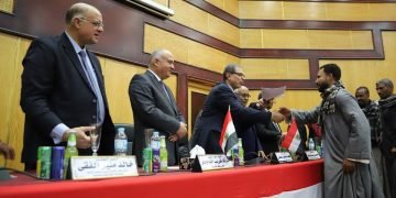 “سعفان”و”غريب” يسلمان 320 شهادة “أمان” للعمالة غير المنتظمة بقنا