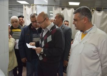 محافظ بني سويف يطمئن علي مصابي حادث الطريق الصحراوي الشرقي