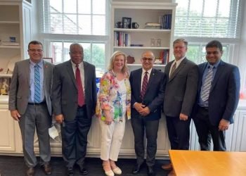 رئيس جامعة أسيوط يتابع إجراءات البدء فى البرنامج المشترك مع جامعة لويزفيل الأمريكية فى مجال الهندسة الطبية