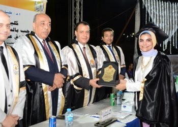 بالصور.. جامعة أسيوط تحتفل  بتكريم أوائل خريجي كلية الحقوق في شعبتيها العربية والإنجليزية من الدفعتين 2020 و 2021