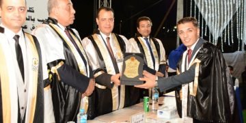 بالصور.. جامعة أسيوط تحتفل  بتكريم أوائل خريجي كلية الحقوق في شعبتيها العربية والإنجليزية من الدفعتين 2020 و 2021