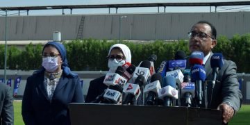 رئيس الوزراء: الرئيس وجه الحكومة بإسراع الخطى في تنفيذ هذا المشروع المهم ووصلنا بالفعل إلى مرحلة متقدمة من التفاوض مع بعض الشركات حول أفضل عرض ممكن لإنتاج اللقاحات وتوفيرها لمصر والقارة الأفريقية
