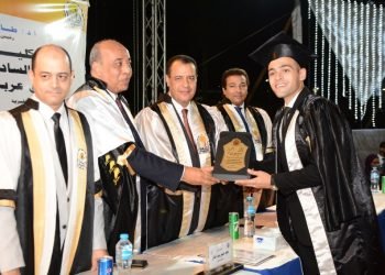 بالصور.. جامعة أسيوط تحتفل  بتكريم أوائل خريجي كلية الحقوق في شعبتيها العربية والإنجليزية من الدفعتين 2020 و 2021