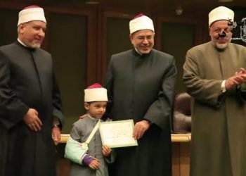 الإمام الاكبر للطفل الفصيح : ” قاعد بعيد ليه يا إمام ياصغير”