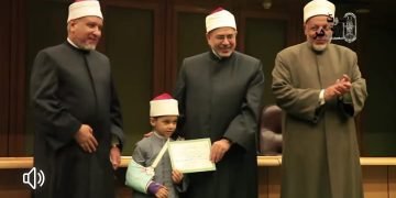 الإمام الاكبر للطفل الفصيح : ” قاعد بعيد ليه يا إمام ياصغير”