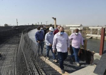 محافظ أسيوط يواصل جولاته الميدانية بتفقد أعمال تنفيذ مشروع كوبري المدخل الشمالي العلوي بمنقباد بطول 1600 متر