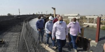 محافظ أسيوط يواصل جولاته الميدانية بتفقد أعمال تنفيذ مشروع كوبري المدخل الشمالي العلوي بمنقباد بطول 1600 متر