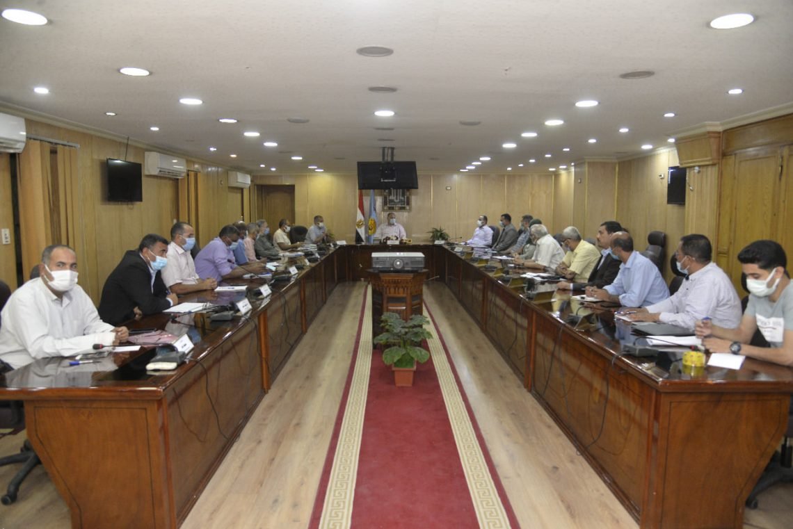 محافظ أسيوط يلتقى رؤساء المراكز والاحياء ويشدد على تكثيف حملات ازالة التعديات ضمن الموجة الـ 18  وتطوير الأداء في منظومة تقنين أراضي أملاك الدولة