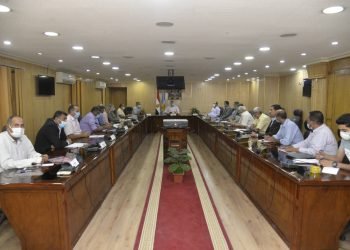 محافظ أسيوط يلتقى رؤساء المراكز والاحياء ويشدد على تكثيف حملات ازالة التعديات ضمن الموجة الـ 18  وتطوير الأداء في منظومة تقنين أراضي أملاك الدولة