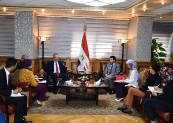 وزير الشباب والرياضة يبحث مع السفير الأمريكي بالقاهرة تعزيز التعاون المشترك