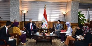 وزير الشباب والرياضة يبحث مع السفير الأمريكي بالقاهرة تعزيز التعاون المشترك