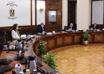 رئيس الوزراء يتابع مخططات إنشاء محطات تحلية مياه البحر