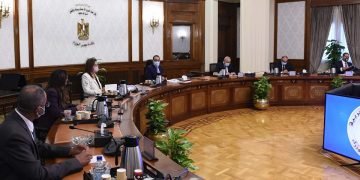 رئيس الوزراء يتابع مخططات إنشاء محطات تحلية مياه البحر