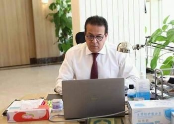 وزير التعليم العالي يستعرض تقريرًا حول جامعة جنوب الوادي الأهلية