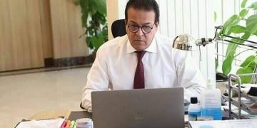 وزير التعليم العالي يستعرض تقريرًا حول جامعة جنوب الوادي الأهلية