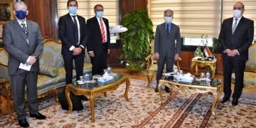 وزير الطيران المدنى يلتقى سفير البرازيل بالقاهرة