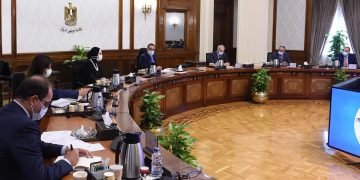 رئيس الوزراء يستعرض مقترحا لإنشاء مركز لتصنيع السيارات شرق بورسعيد