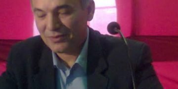 الشاعر محمد الشحات محمد .. من عزلته يهدى أحبته