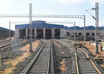 رئيس الوزراء يتفقد أعمال تنفيذ مشروع القطار الكهربائي الخفيف ويستقل قطار اختبارات أعمال السكة بين محطتي هليوبوليس الجديدة وبدر