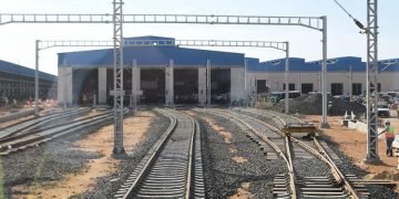 رئيس الوزراء يتفقد أعمال تنفيذ مشروع القطار الكهربائي الخفيف ويستقل قطار اختبارات أعمال السكة بين محطتي هليوبوليس الجديدة وبدر