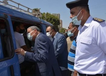 محافظ المنيا يقود حملة لمتابعة الإلتزام بالإجراءات الوقائية داخل موقف السيارات