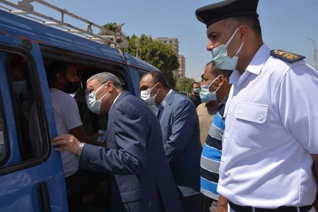 محافظ المنيا يقود حملة لمتابعة الإلتزام بالإجراءات الوقائية داخل موقف السيارات