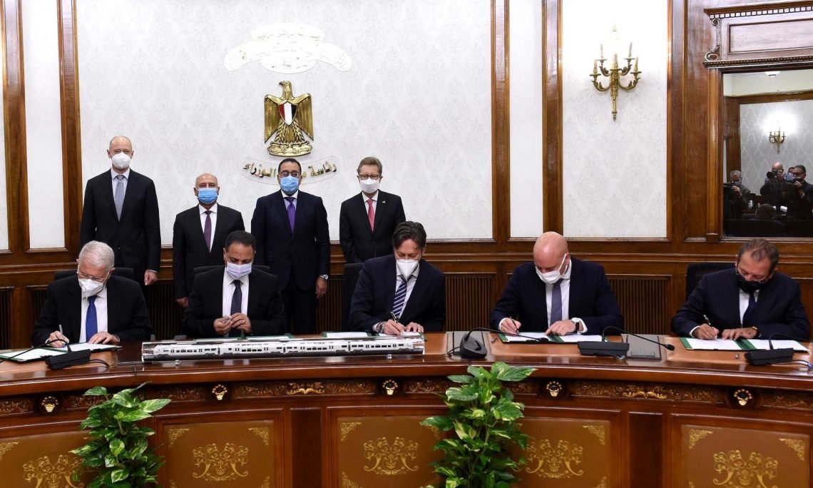 مدبولي يؤكد اهتمام الرئيس وتوجيهه المستمر بتوفير وسائل نقل جماعي على أعلى مستوى للمواطنين المصريين ومتابعته خطوات توقيع هذا العقد الذى سيحدث نقلة حضارية في وسائل النقل بمصر