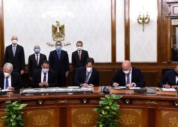 مدبولي يؤكد اهتمام الرئيس وتوجيهه المستمر بتوفير وسائل نقل جماعي على أعلى مستوى للمواطنين المصريين ومتابعته خطوات توقيع هذا العقد الذى سيحدث نقلة حضارية في وسائل النقل بمصر