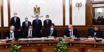 مدبولي يؤكد اهتمام الرئيس وتوجيهه المستمر بتوفير وسائل نقل جماعي على أعلى مستوى للمواطنين المصريين ومتابعته خطوات توقيع هذا العقد الذى سيحدث نقلة حضارية في وسائل النقل بمصر