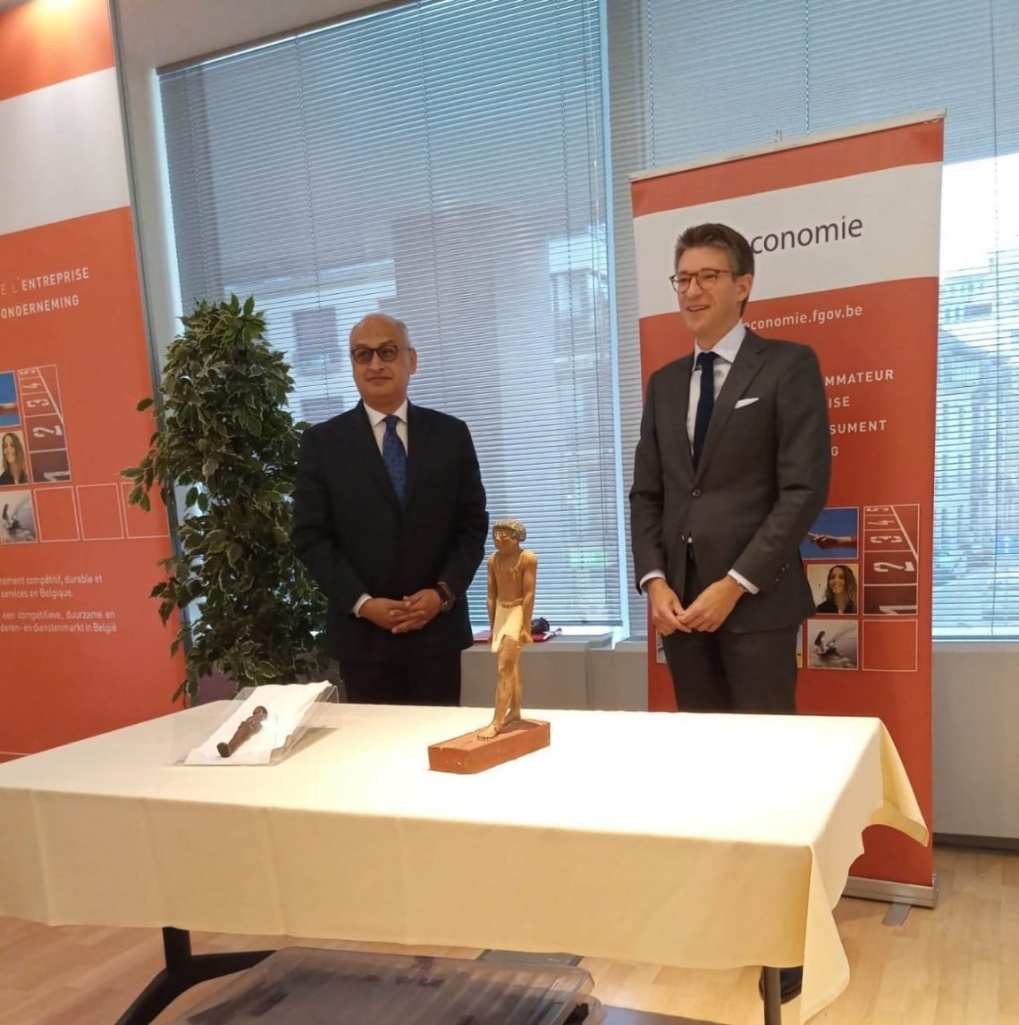 استرداد السفارة المصرية في بروكسل لقطعتين أثريتين من الحكومة البلجيكية