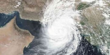 “شاهين” إعصار مدارى يستدعي إعلان حالة الطوارىء بالامارات