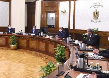 رئيس الوزراء يناقش سيناريوهات مواجهة تداعيات ارتفاعات أسعار الوقود والسلع الاستراتيجية في السوق العالمية