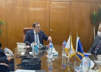 وزير البترول يستقبل رئيس شركة جيوشى موتورز لبحث التعاون في مجالات إنتاج مركبات النقل الجماعى العاملة بالغاز