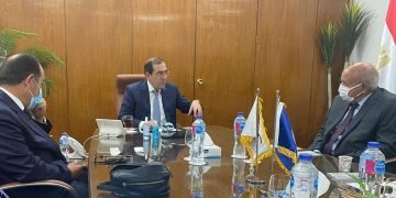 وزير البترول يستقبل رئيس شركة جيوشى موتورز لبحث التعاون في مجالات إنتاج مركبات النقل الجماعى العاملة بالغاز