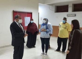 رئيس جامعة بنى سويف يفاجئ المدن الجامعية ليلا ويطمئن على تسكين أبنائه الطلاب