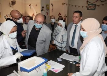 محافظ بني سويف يتفقد حملة التطعيم بلقاح كورونا بمركز شباب الواسطى ضمن مبادرة(معاً نطمئن .. سجل الآن )