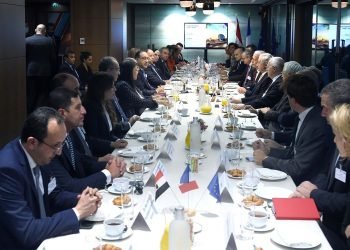 رئيس الوزراء يلتقى رؤساء وممثلى مجموعة من كبرى الشركات الفرنسية بمقر مجلس الأعمال الفرنسي “MEDEF”